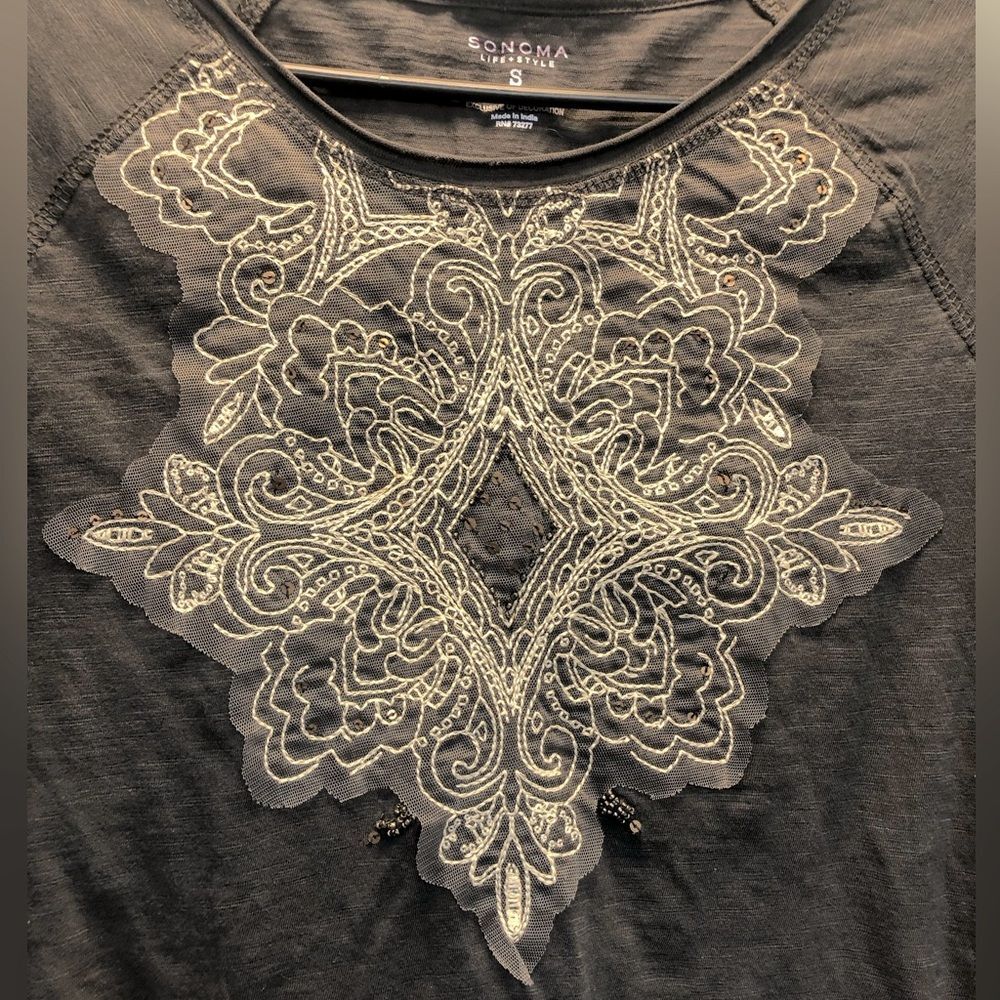 Sonoma medium gray women’s long sleeve top with embroidered flower, size small - Picture 3 of 7